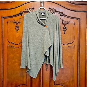 Bobeau Long sleeved, single button closure wrap.